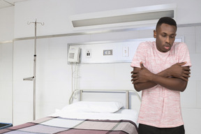 Hombre sintiendo frío en una habitación de hospital
