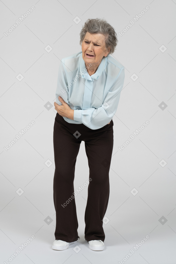 Anciana sintiendo dolor de estómago