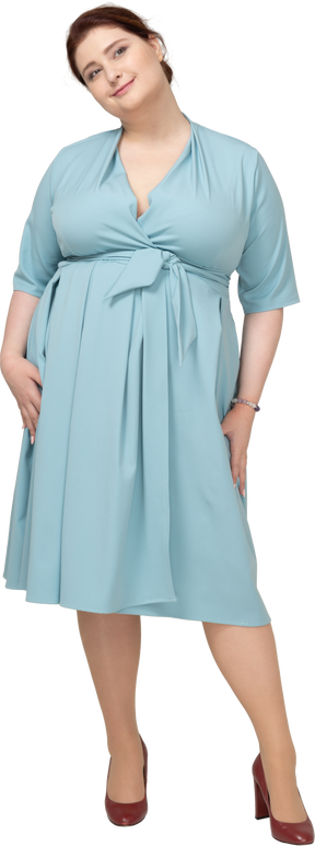 Vista frontal de uma mulher de vestido azul