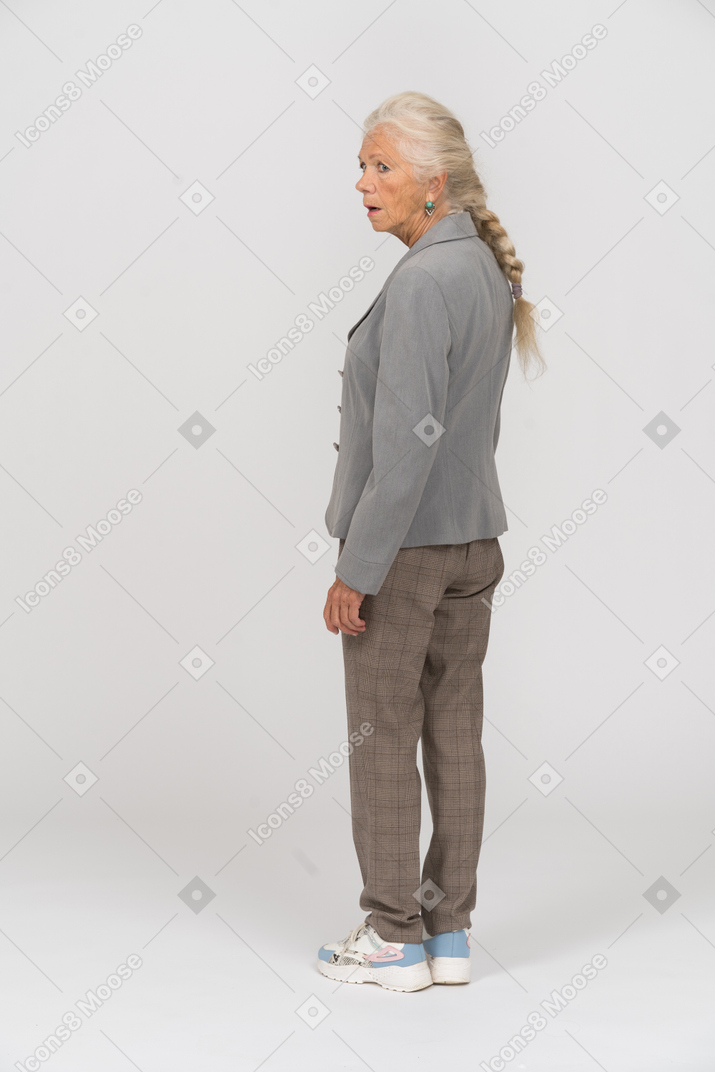 Rückansicht einer alten dame in grauer jacke