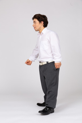 Vista lateral de um homem alegre em roupas casuais de negócios
