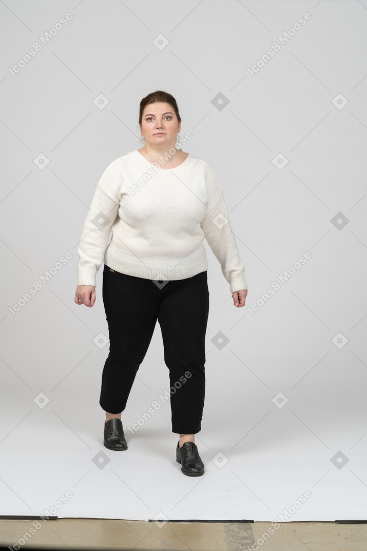 Vista frontal de una mujer regordeta en ropa casual mirando a la cámara