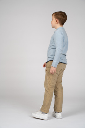 Вид сбоку на мальчика в повседневной одежде