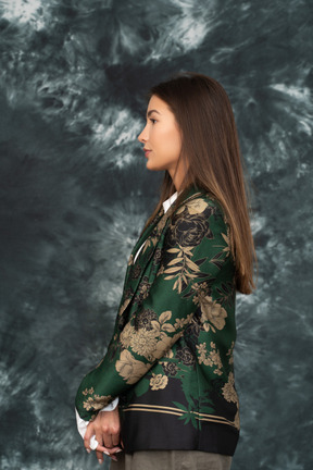 Foto lateral del modelo femenino en chaqueta de seda