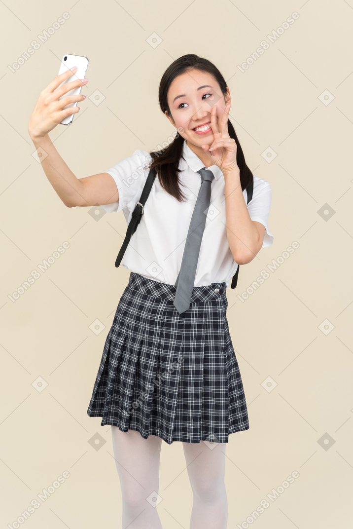 Paix et selfie avant d'aller à l'école