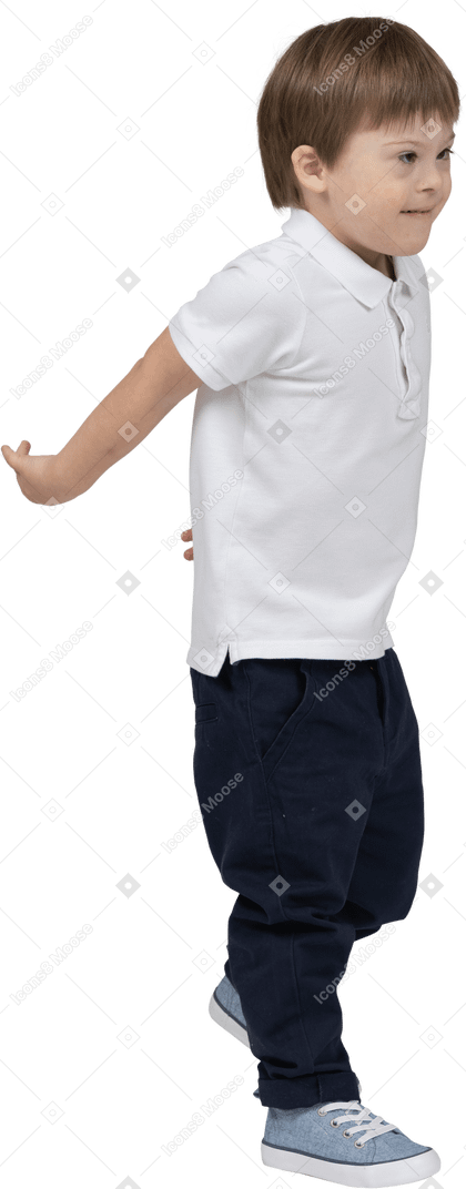 Visão de três quartos de um menino avançando com as mãos atrás das costas