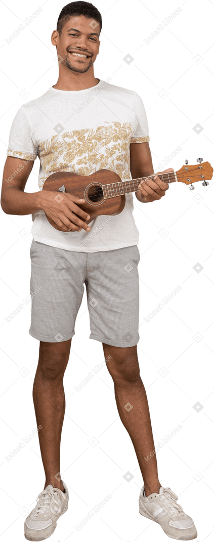 Vista frontale di un uomo che suona l'ukulele e sorride gioiosamente