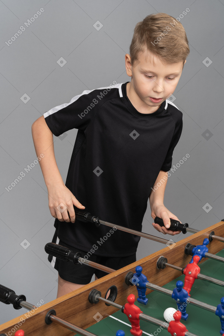 Close-up de um menino jogando pebolim