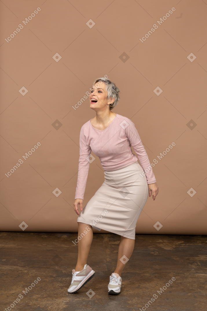 一个穿着休闲服的女人抚摸她的膝盖的前视图