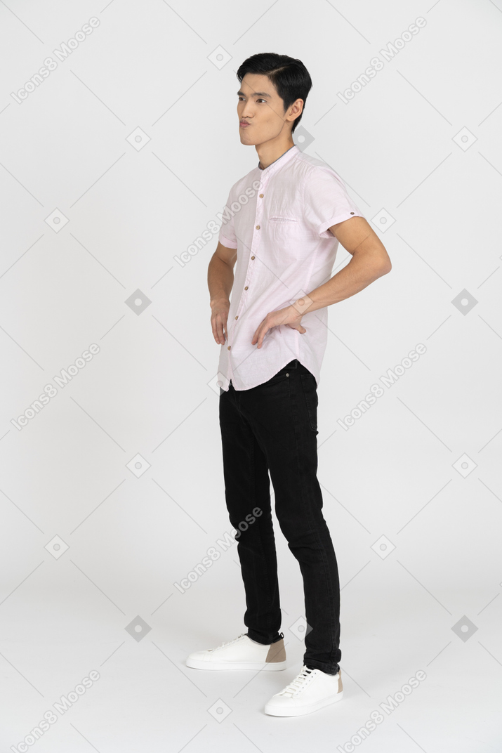Mann in freizeitkleidung stehend