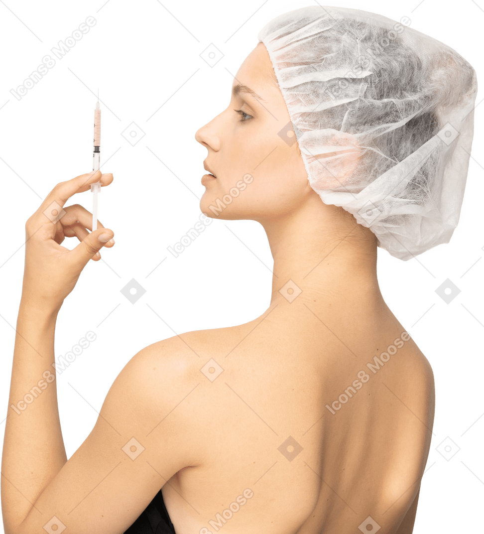 Vista laterale di una donna che tiene in mano una siringa