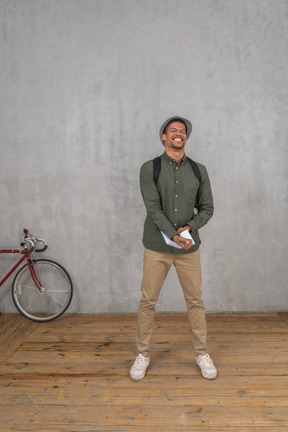 Hombre tomando notas en el cuaderno y sonriendo