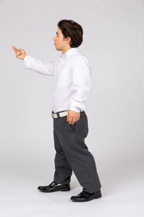 Vista lateral de un empleado apuntando hacia arriba con dos dedos
