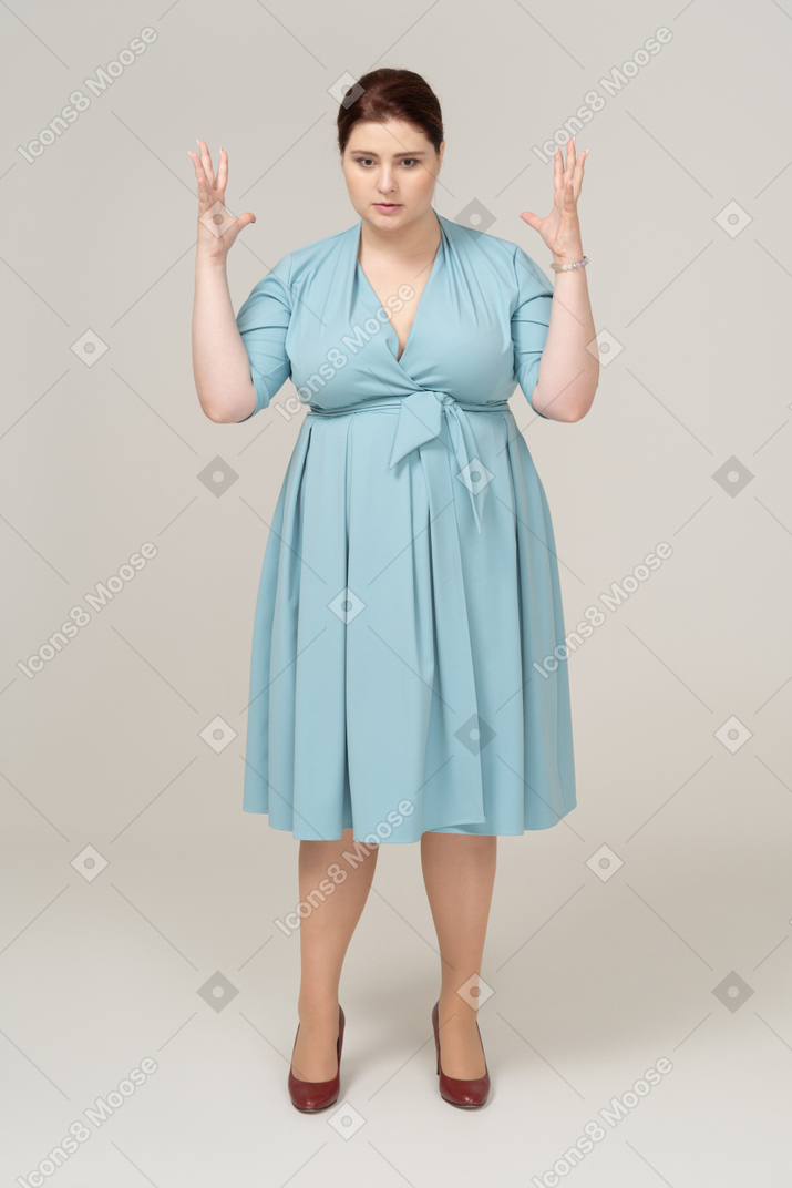 Vista frontal, de, un, mujer, en, vestido azul, gesticular