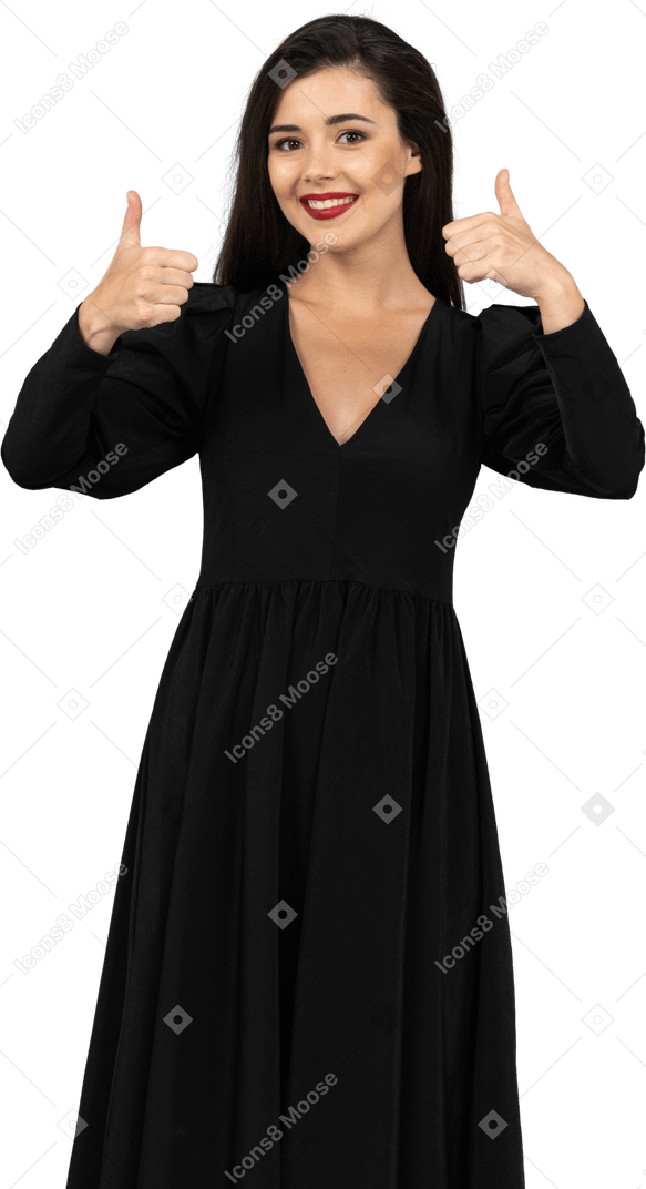 一位年轻的女士，穿着黑裙子现身竖起大拇指的前视图