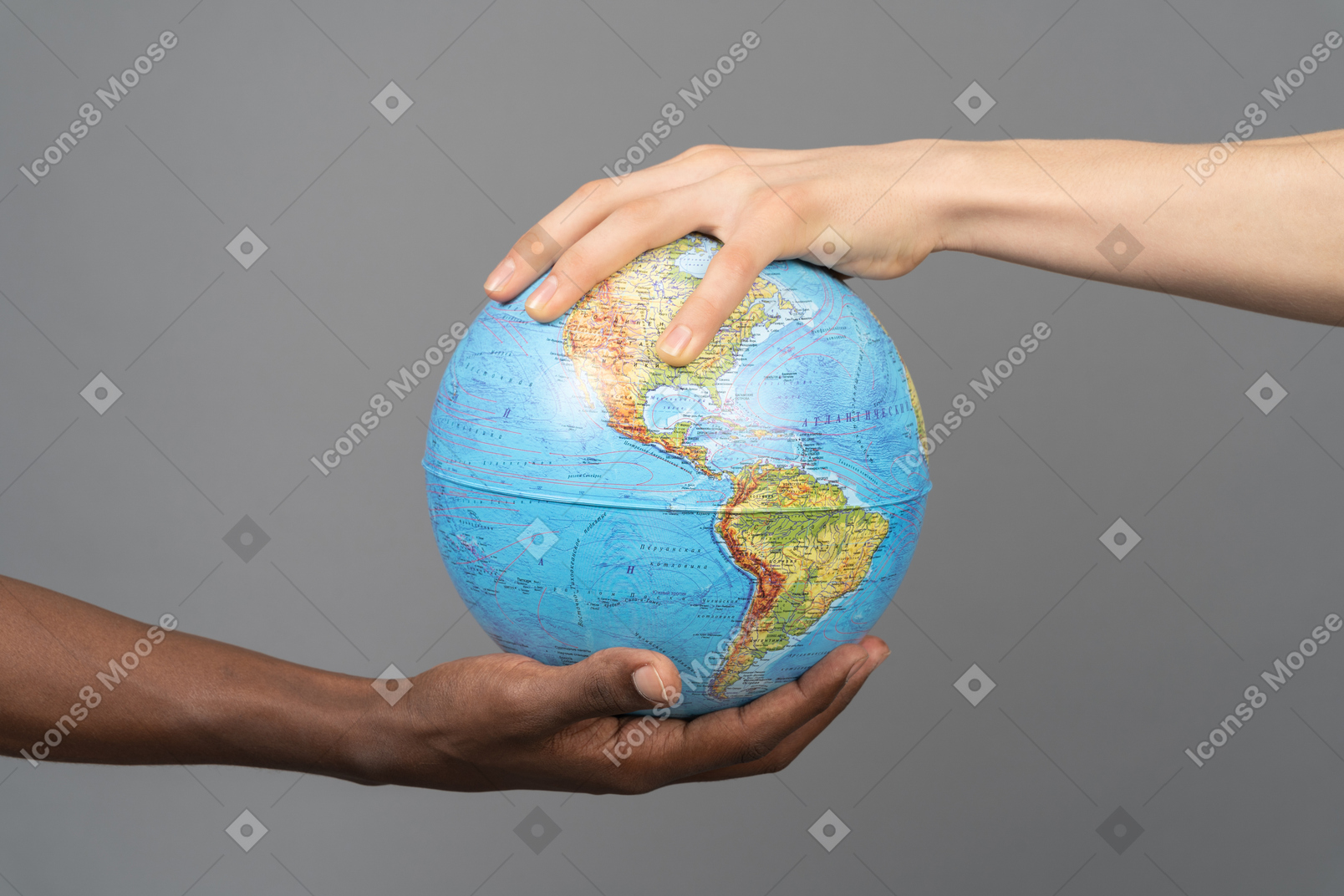 Globe terrestre à deux mains différentes