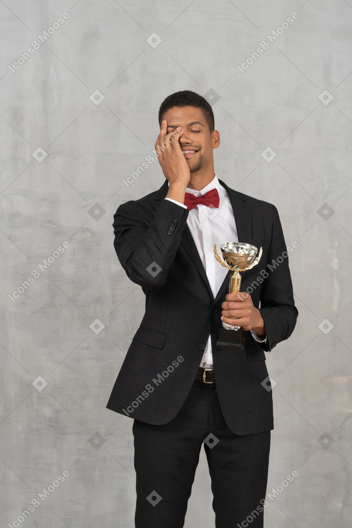 Hombre feliz sosteniendo un premio