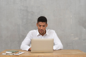 Jovem com um laptop