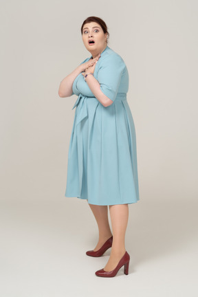 Vista frontal de uma mulher assustada em um vestido azul