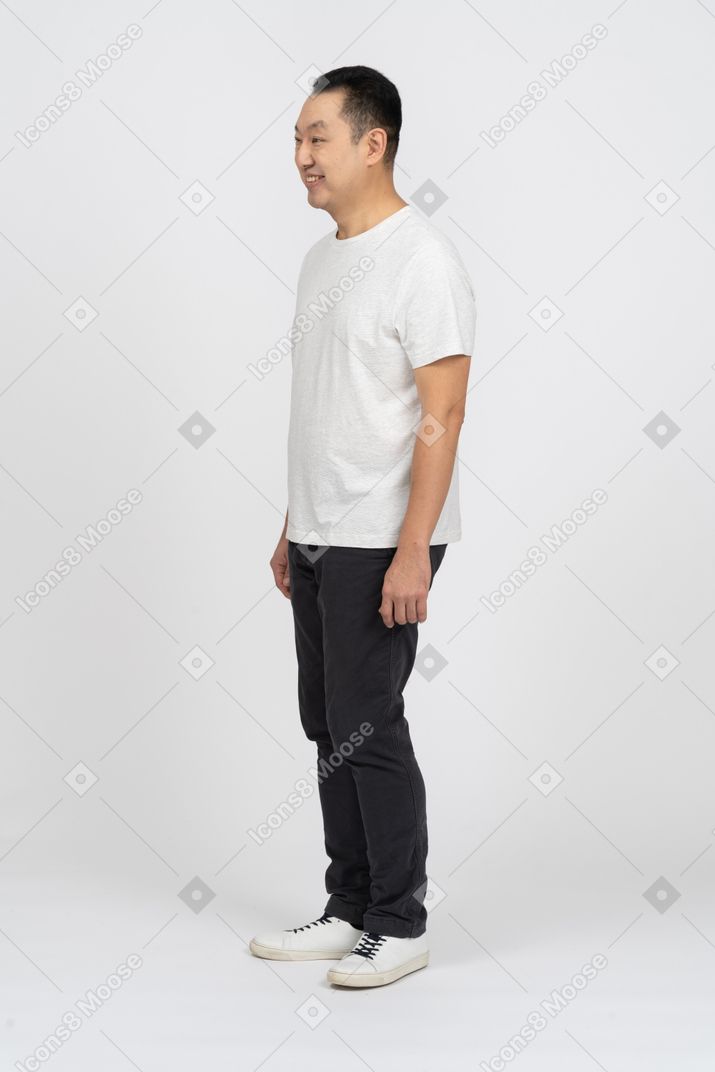 Vista lateral de um homem feliz em roupas casuais