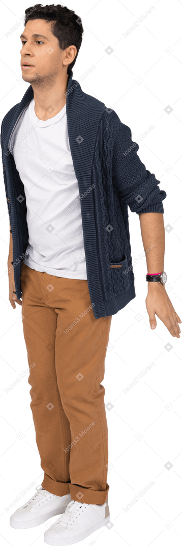Homme en vêtements décontractés sautant