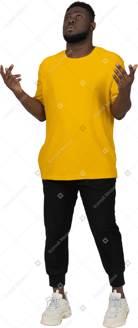 Vue de face d'un jeune homme à la peau foncée en t-shirt jaune immobile