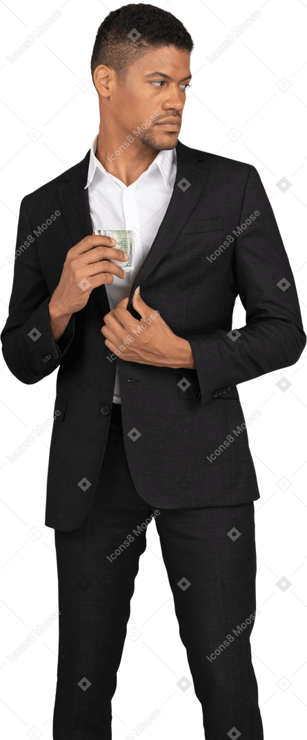 一个穿着黑色西装、拿着银行卡的年轻人的前视图