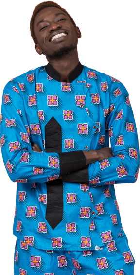 Черный мужчина в синей пижаме улыбается