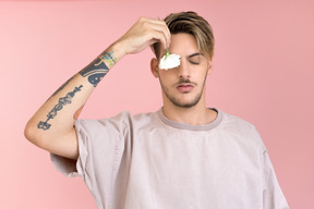 Jeune homme avec une fleur sur les yeux