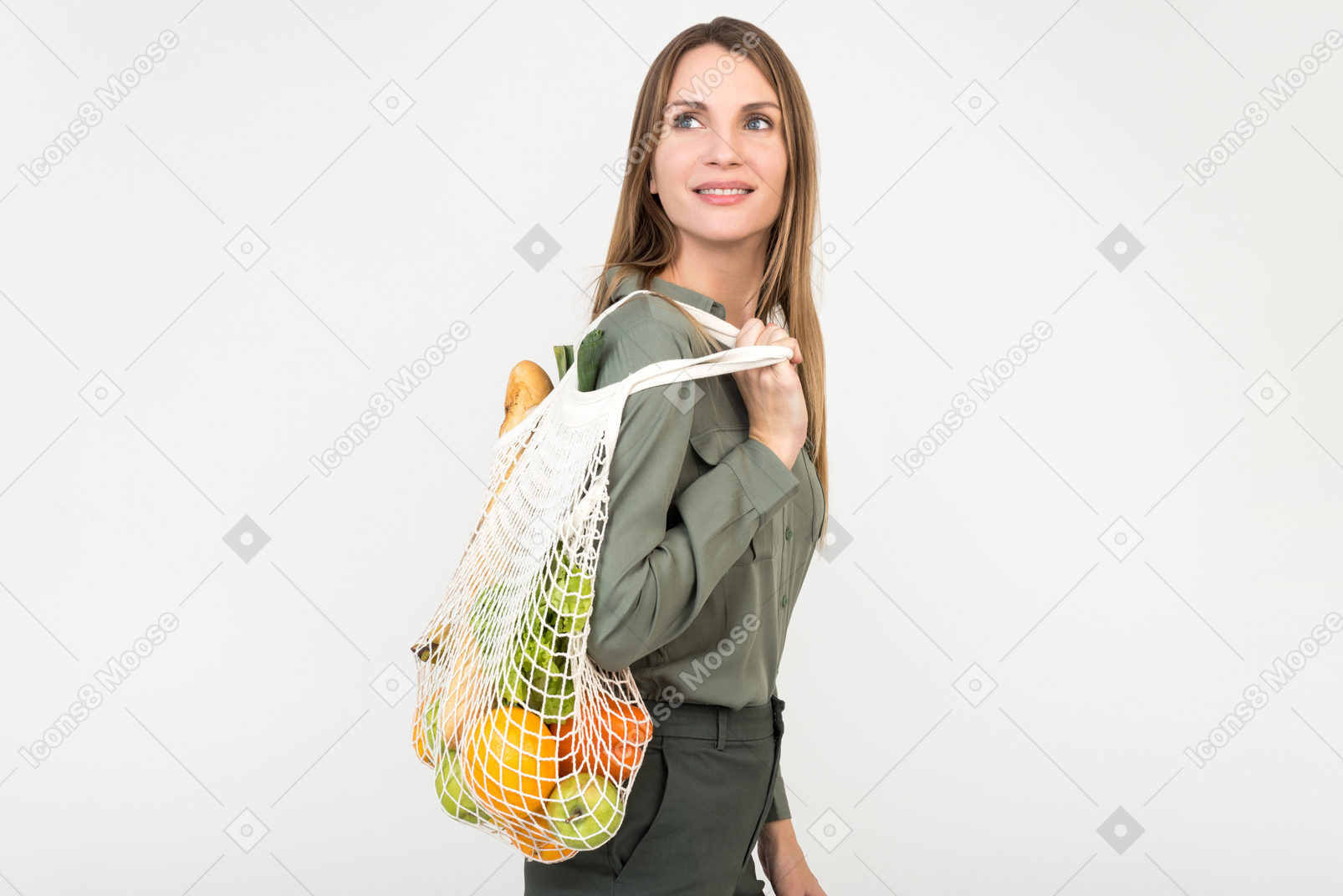 Jovem mulher segurando um saco de corda com um pouco de comida orgânica nele