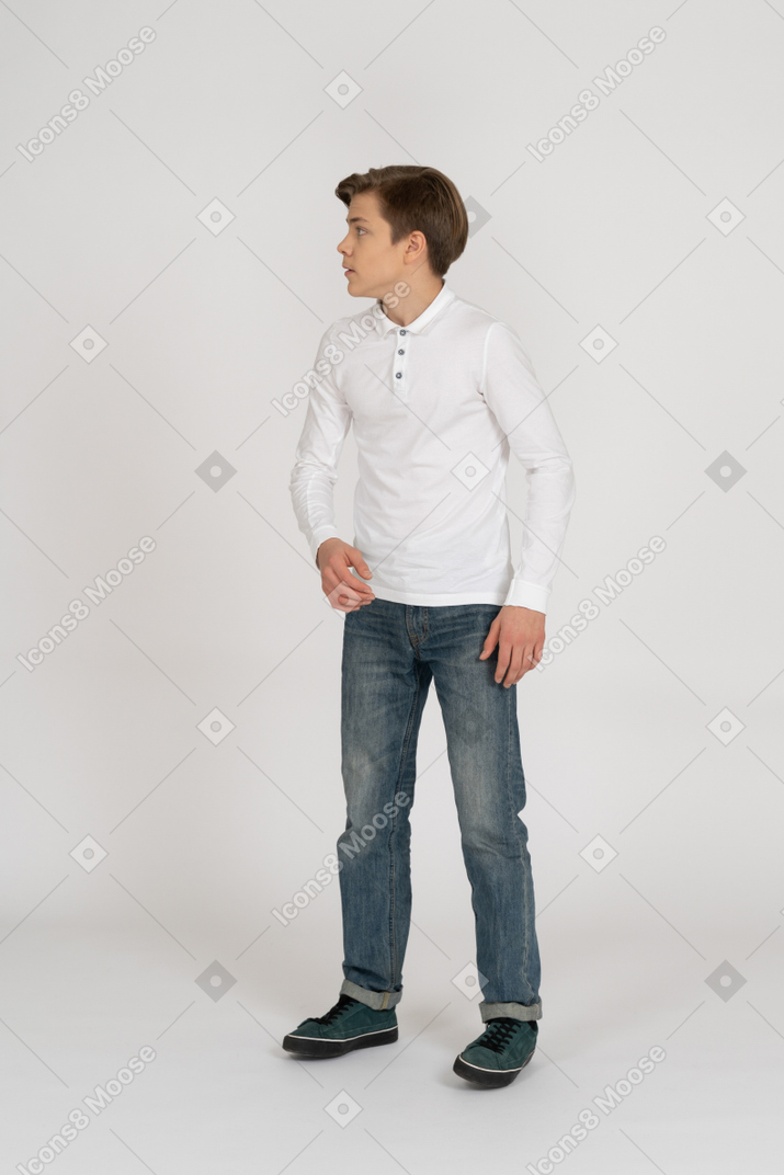 Jovem em roupas casuais em pé
