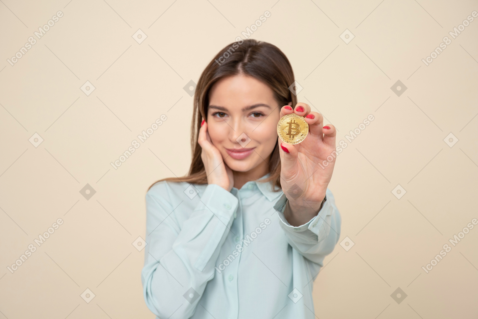 매력적인 젊은 여자는 bitcoin을 보여주는