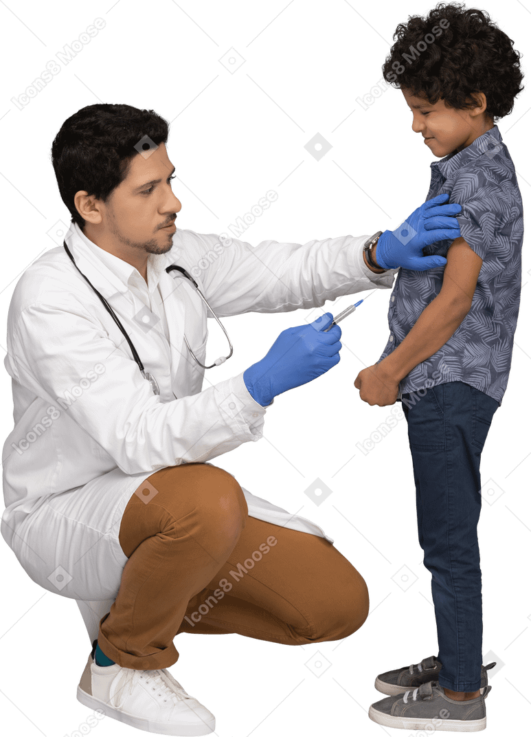 Docteur faisant une injection au garçon