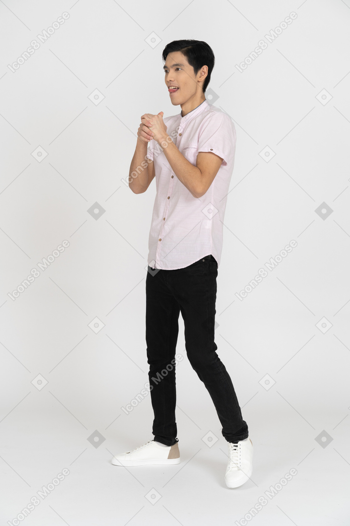 Mann in freizeitkleidung stehend