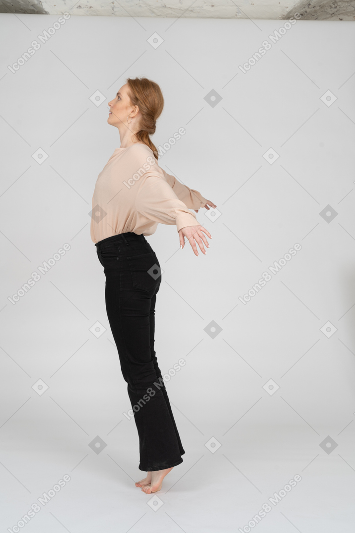 Femme en beau chemisier sautant