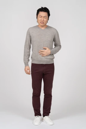 Hombre en ropa casual posando