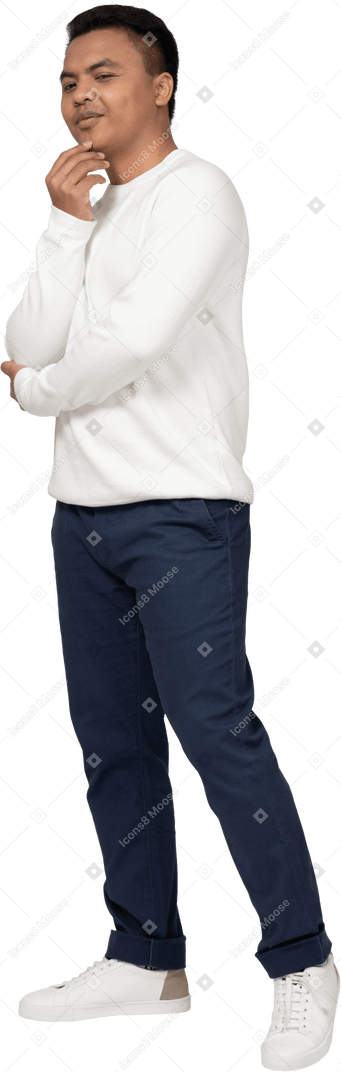 Homme en tenue décontractée debout