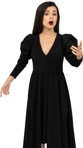Вид спереди оперной певицы в черном платье