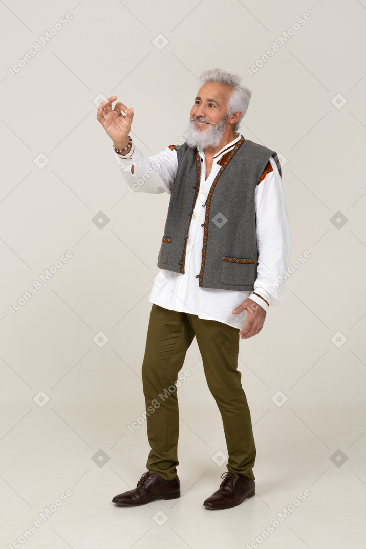 Hombre con chaleco gris que muestra un signo de aprobación