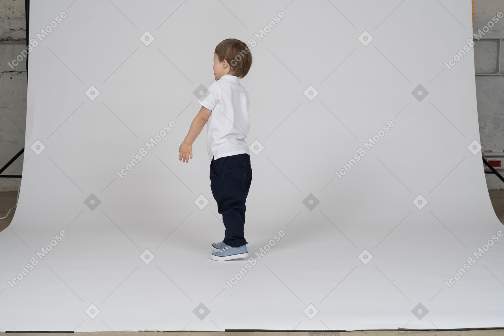 Vista traseira de um menino encolhendo os ombros