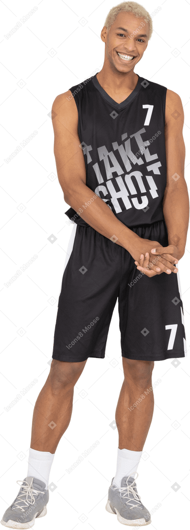 一个微笑的年轻男篮球运动员手牵手的前视图
