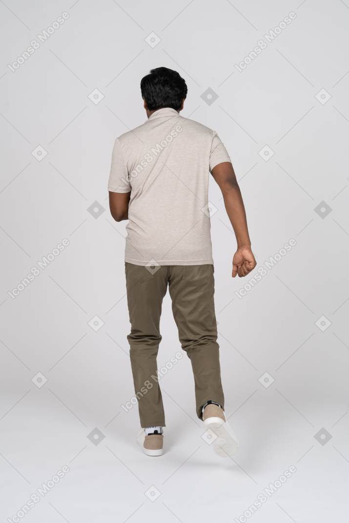 Hombre en ropa casual caminando