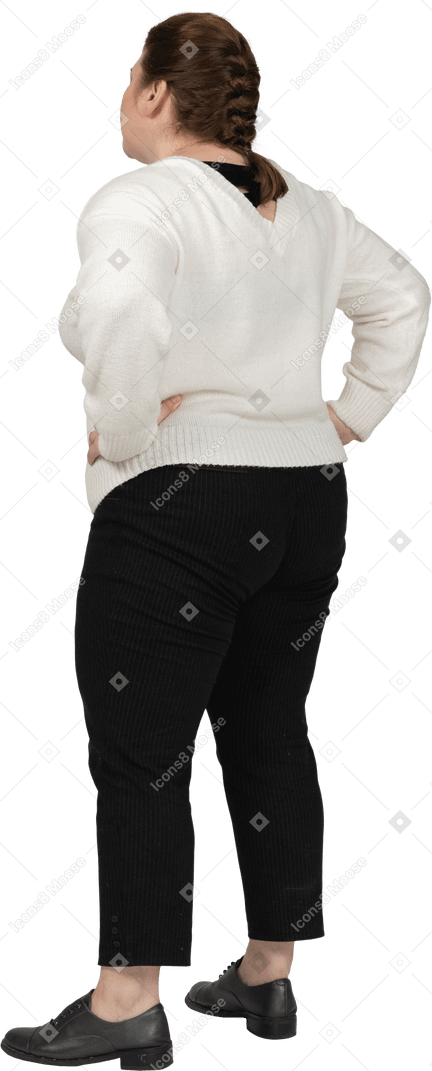 Retrovisor de uma mulher gorducha em roupas casuais em pé com as mãos na cintura