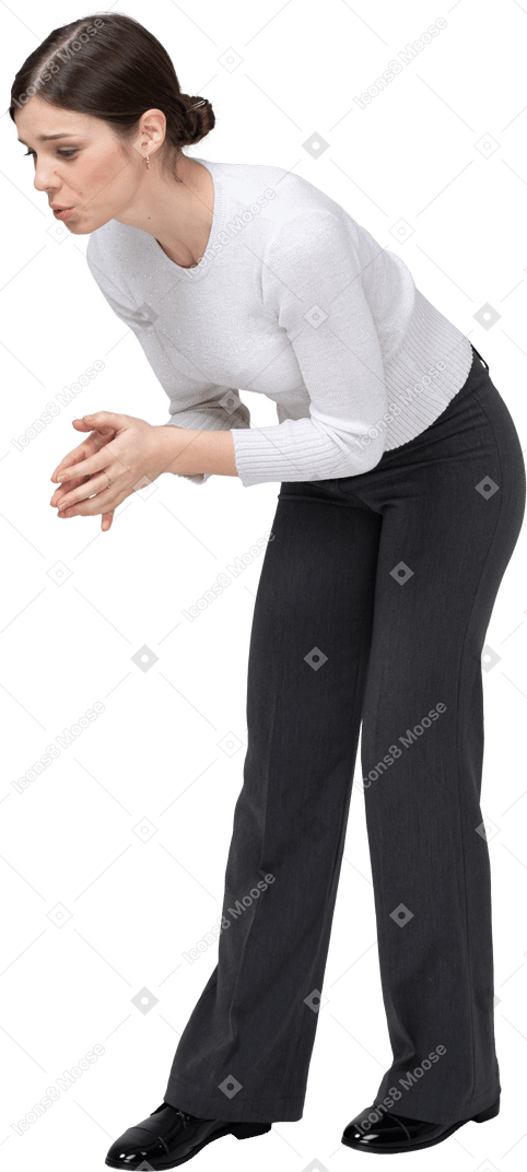 一个女人弯下腰做祈祷手势的侧视图
