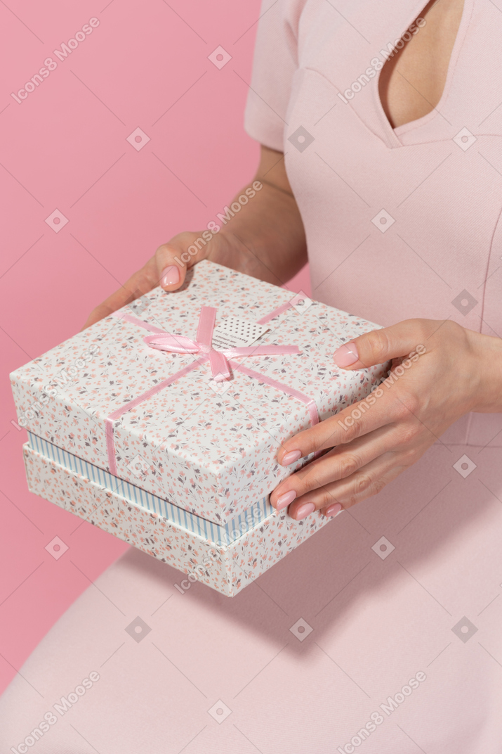Frau, die eine geschenkbox hält