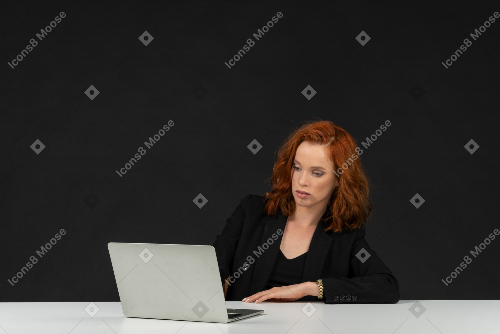 노트북에서 일하는 빨간 머리 여자