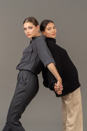 Deux femmes debout dos à dos