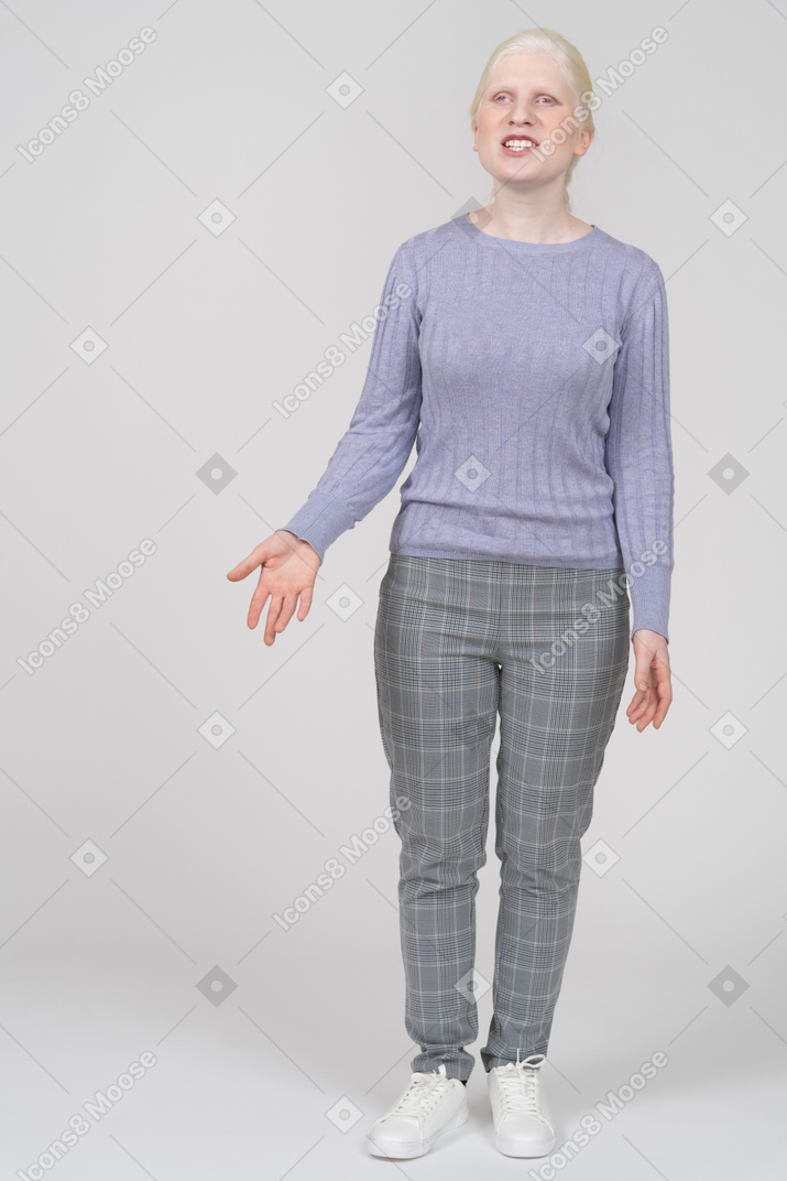 Vista frontal de una mujer joven con ropa informal hablando