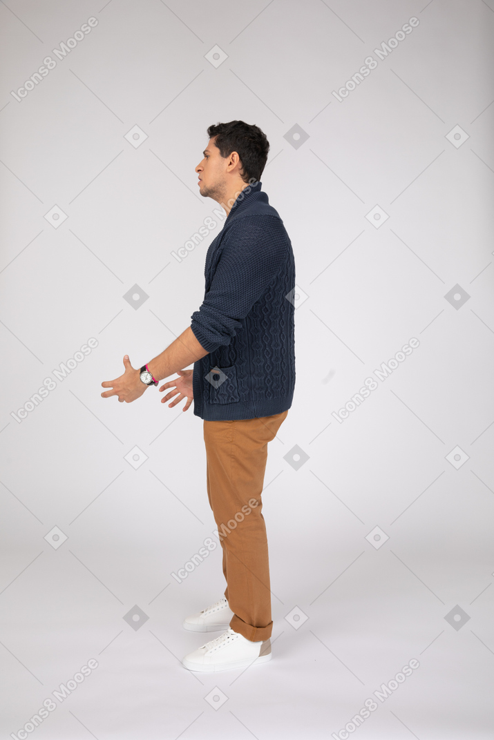 Mann in freizeitkleidung stehend