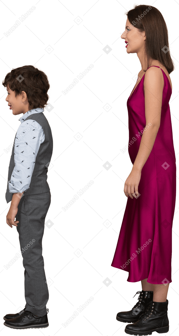 Donna disgustata in abito rosso e ragazzo in piedi di profilo